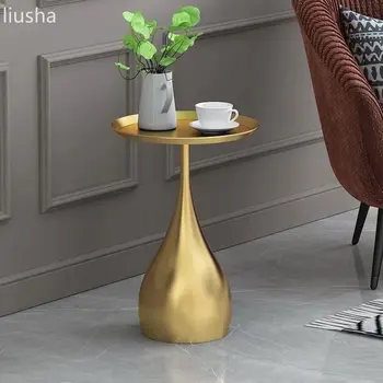 Скандинавская сторона с современным диваном в гостиной, небольшой журнальный столик, простой легкий роскошный круглый железный уголок, несколько маленьких круглых столиков